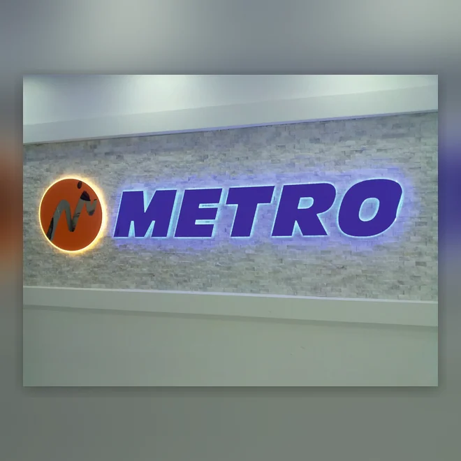 Taş Duvar Üzeri Işıklı Logo — Banko Arkası Tabela